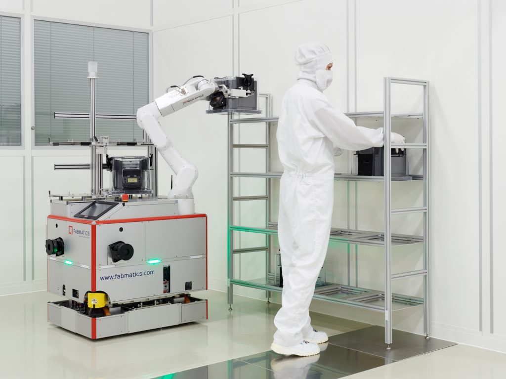 Mobiler Roboter HERO FAB mit Operator am Regal Mobiler Roboter HERO FAB mit Operator am Regal