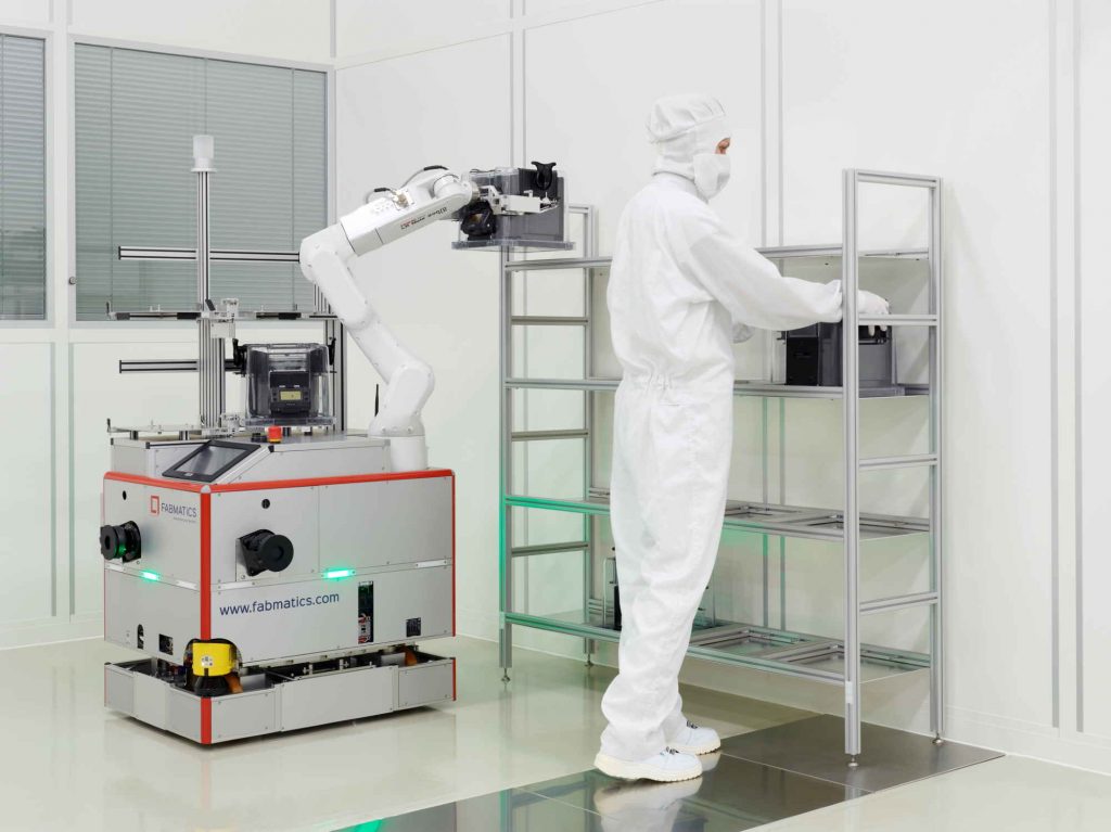 Mobiler Roboter HERO FAB mit Operator am Regal Mobiler Roboter HERO FAB mit Operator am Regal