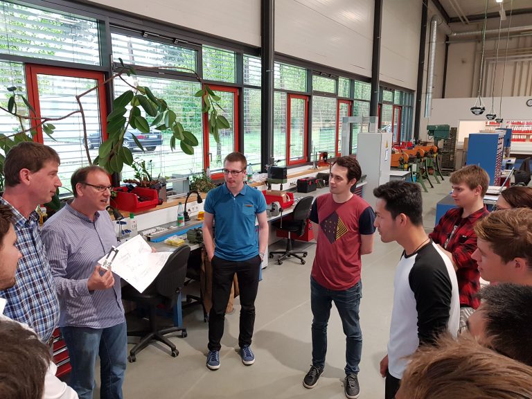 Martin Bachlechner erklärt Fabmatics Produktionsprozesse in Werkshalle