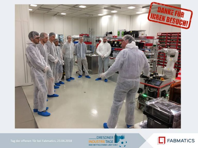 Studenten im Reinraum bei Fabmatics