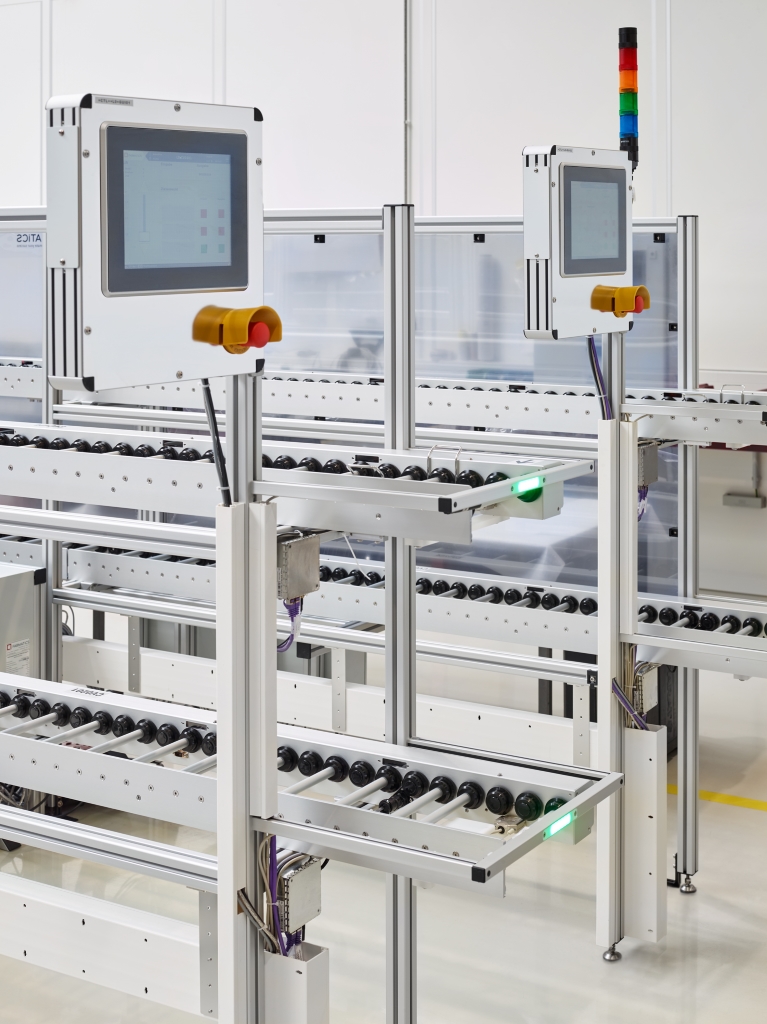 Two input and output stations with GUI display for a roller conveyor in the semiconductor industry