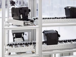 Direction change of 200mm wafer boxes moving on roller conveyors via turntable