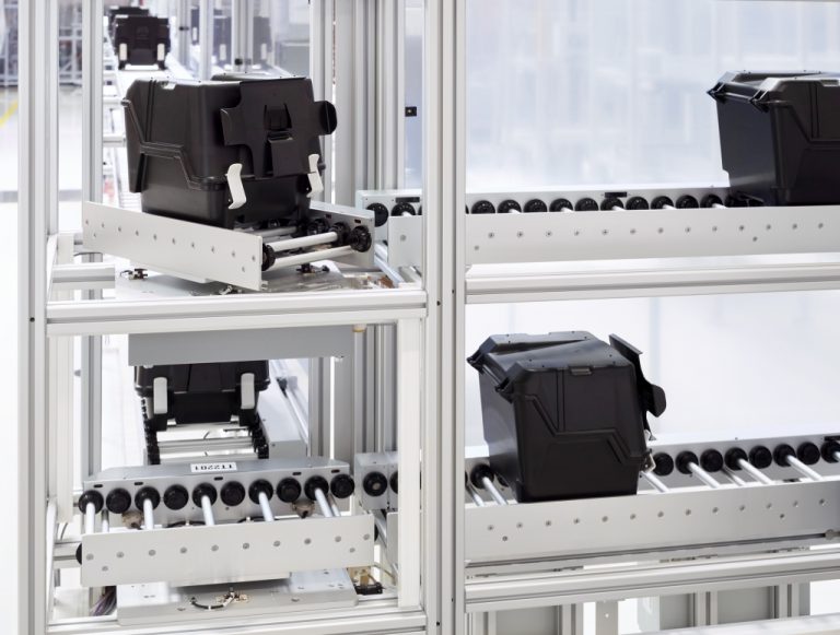 Direction change of 200mm wafer boxes moving on roller conveyors via turntable