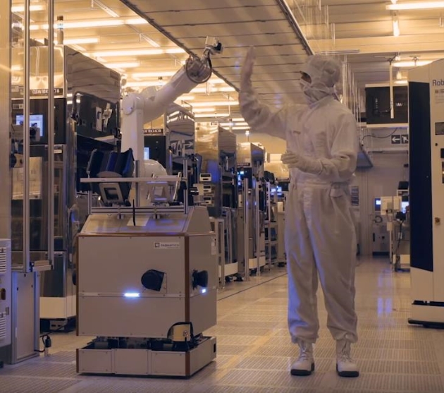 #LikeABosch IoT-Hero Shawn in the clean room at Bosch, gives the mobile robot Hero Fab from Fabmatics a high five.