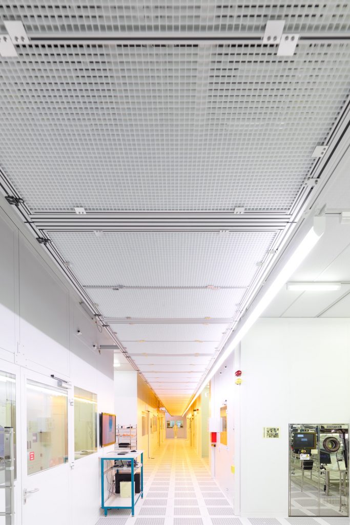 FlatStocker system for the storage of product carriers, as for example wafer cassettes, HA-200 boxes below the cleanroom ceiling