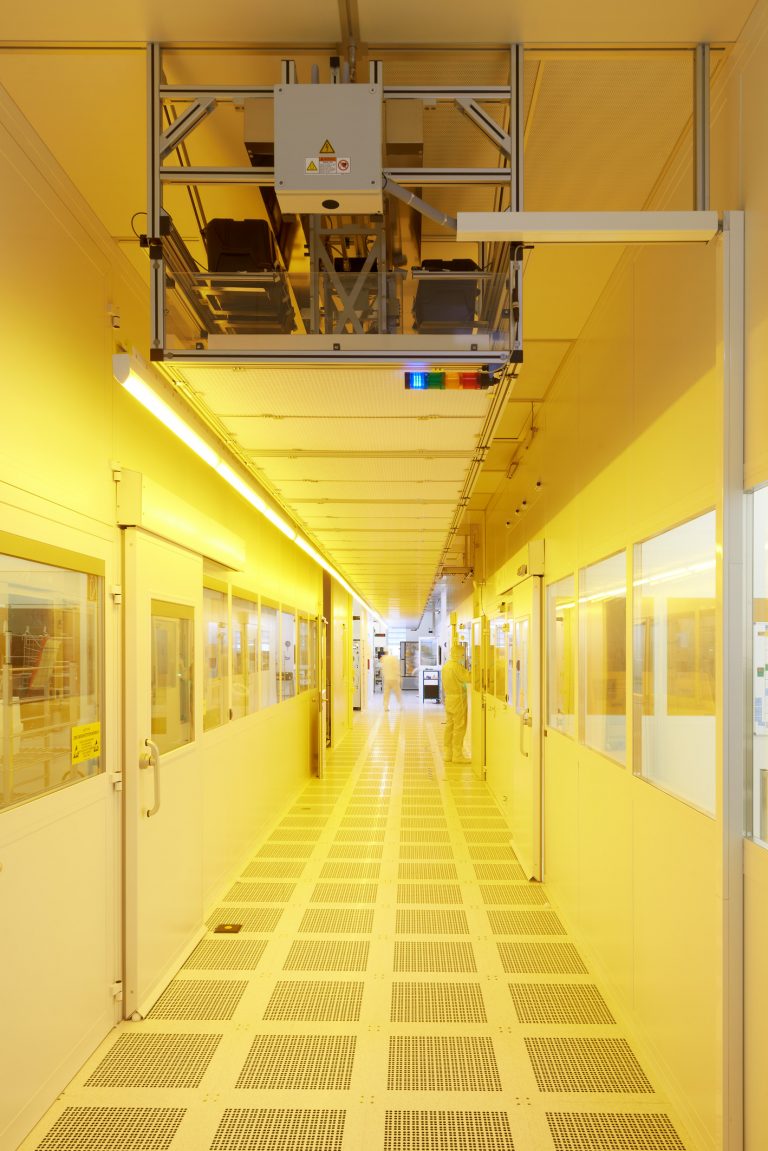 FlatStocker installation underneath the cleanroom ceiling