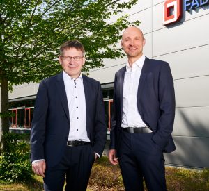 Fabmatics-Geschäftsführer Dr. Roland Giesen und Dr. Andreas Purath vor der Dresdner Firmenzentrale