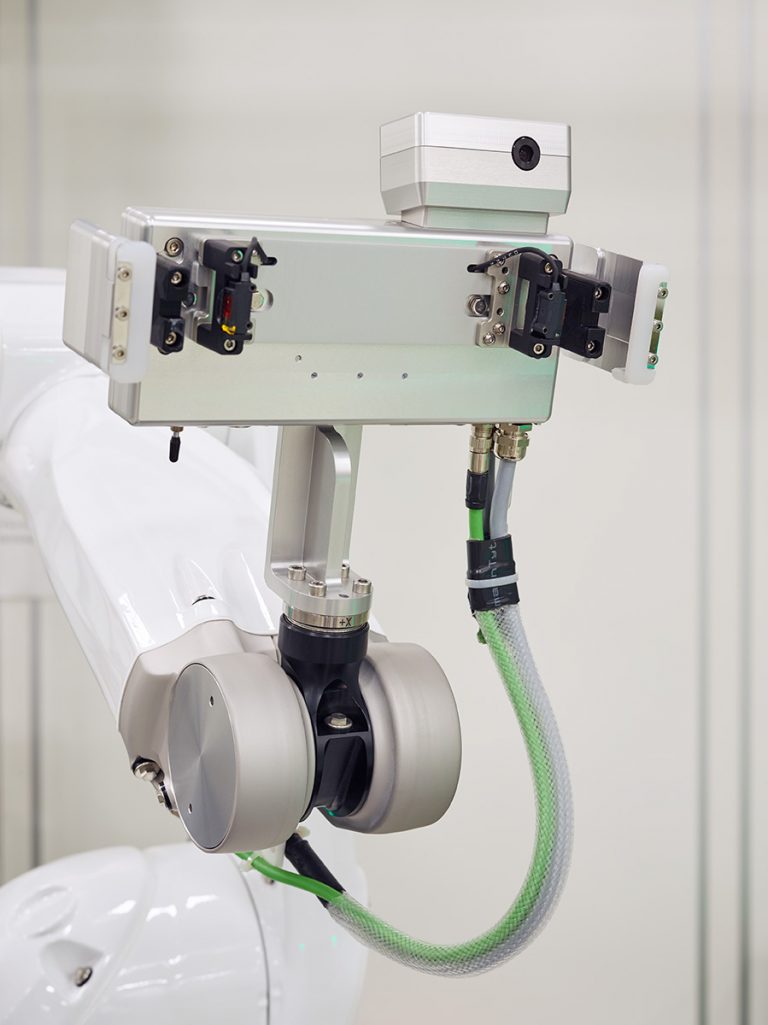 Detailed view of the gripper of the HERO FAB 200 mobile robot from Fabmatics
