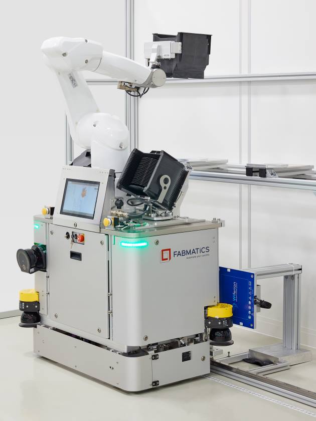 Rail guided mobile robot HERORail handles a carrier box in the cleanroom