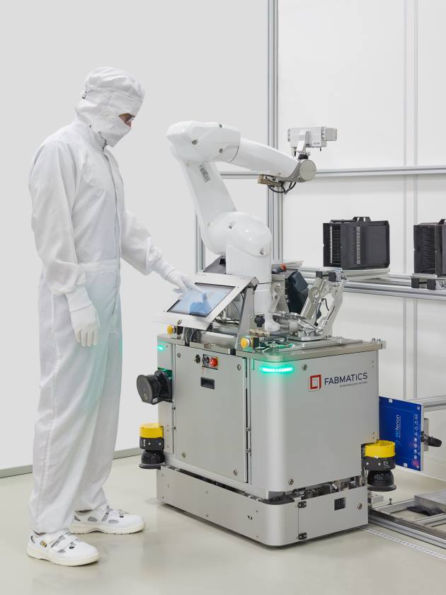 Rail-guided mobile robot HERORail with operator in the clean room