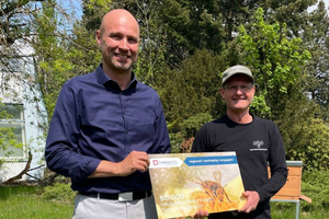 Dr. Andreas Purath begrüßt gemeinsam mit Jens Ebert von "Die Firmenbiene" das neue Bienenvolk der Fabmatics GmbH.