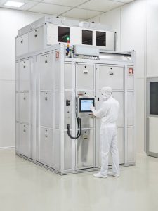 Front view of the CubeStocker in the cleanromm with a service technician in cleanroom gown