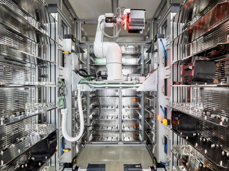 Handling of a wafer carrier in the particle-free robot portal of the CubeStocker from Fabmatics.