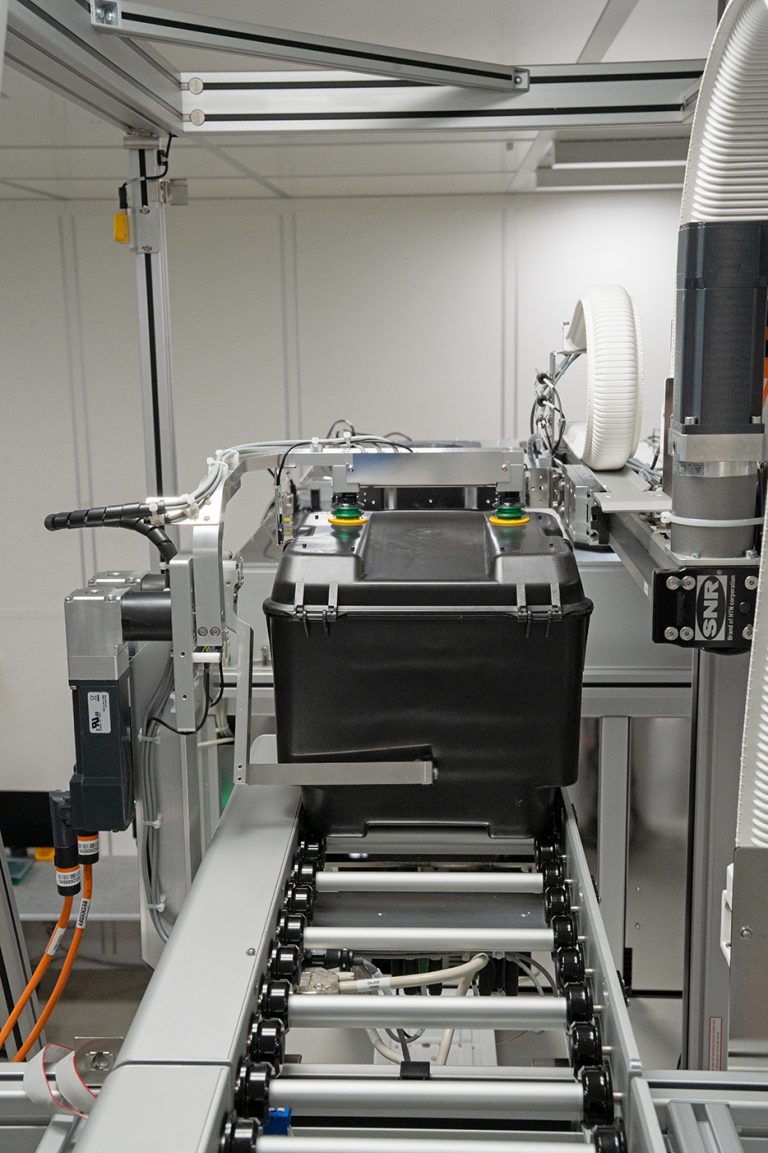 HA200 box on the conveyor during the opening process