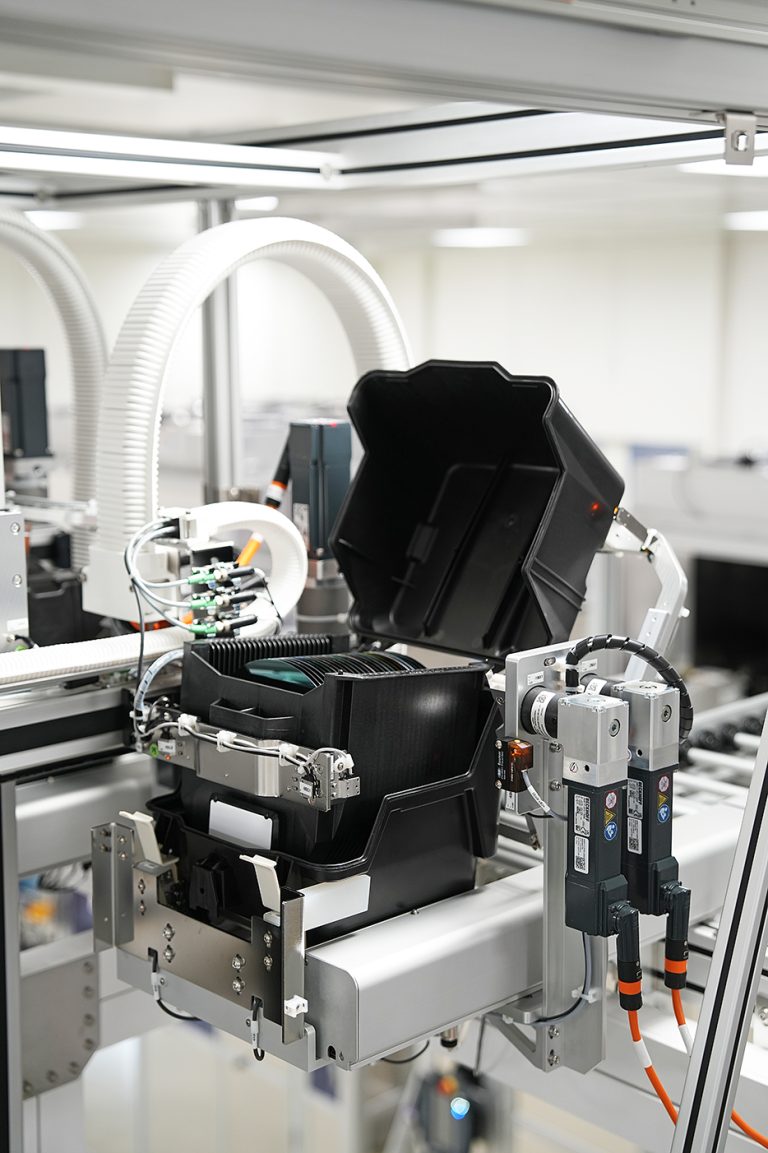 Automated opening of an HA200 box on the conveyor by the Box Opening Transfer Unit