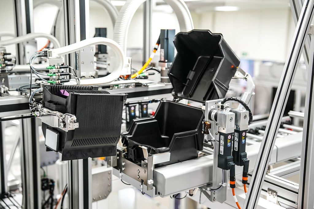 Automated Box Opening Transfer Unit opening HA200 boxes on the conveyor in 200 mm semiconductor fabs