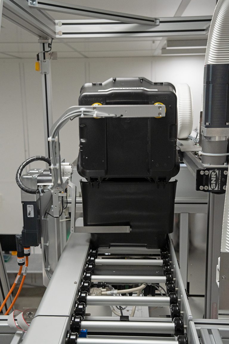 HA200 box during automated opening inside the conveyor system