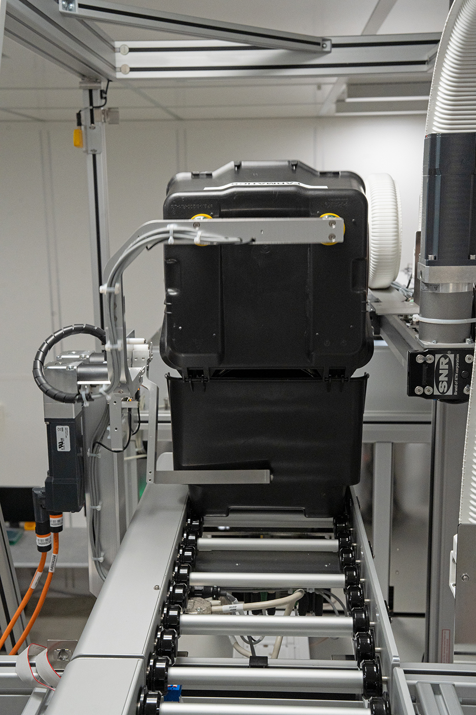 Box Opener for 200mm Fabs | Fabmatics