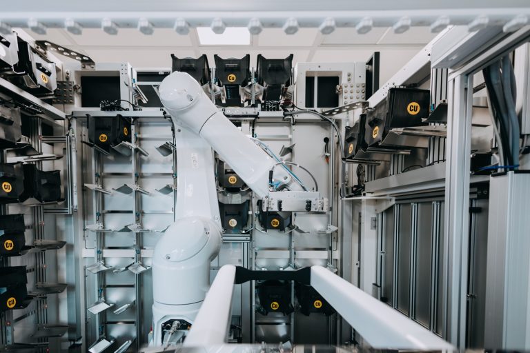 fabmatics-stationary-robot-cell-cleanroom-automation