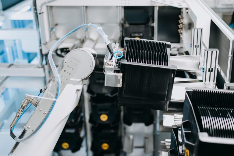 fabmatics-stationary-robot-cell-wafer-handling