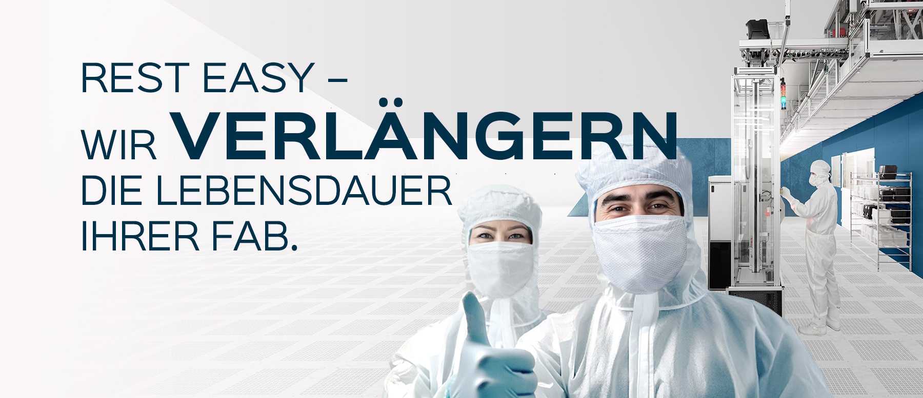 Mitarbeitende in einer Halbleiterfabrik vor einer automatisierten Materialflusslösung (AMHS). Fabmatics unterstützt die Modernisierung und Automatisierung von Legacy Fabs sowie 150- und 200-mm-Fabriken.