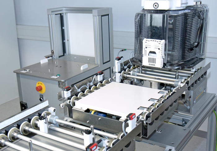 Roller conveyor with turntables and lifts for wafer transport 300mm FOUP conveyor system for automated wafer transport in semiconductor frontend manufacturing and cleanroom environments.
